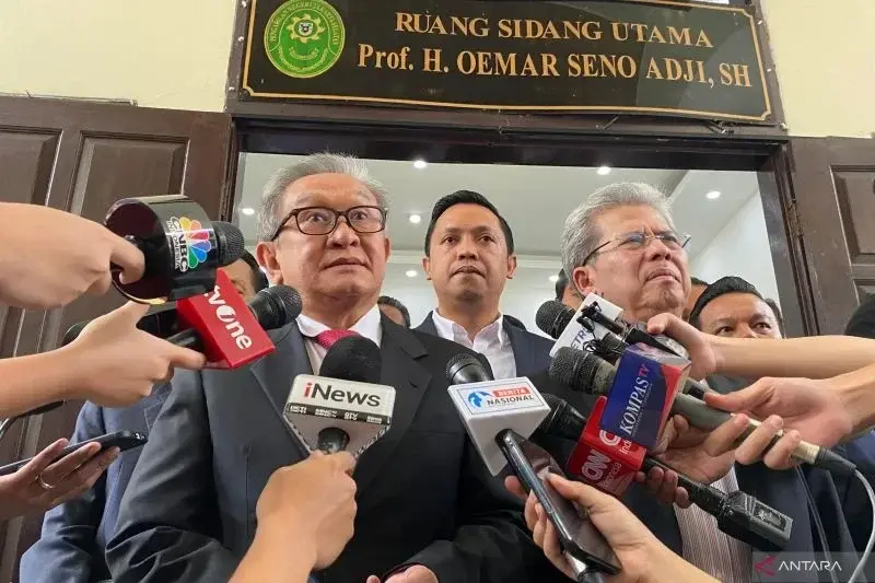 Kuasa hukum Sekretaris Jenderal DPP PDI Perjuangan Hasto Kristiyanto memberikan keterangan kepada wartawan usai sidang praperadilan di Pengadilan Negeri Jakarta Selatan, Jakarta, Senin (3/3/2025). ANTARA/Luthfia Miranda Putri.