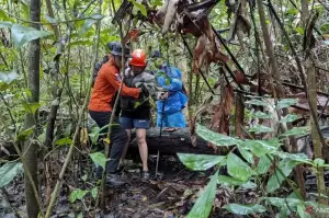  Petugas SAR mengevakuasi seorang perempuan yang mengalami hipotermia saat mendaki Gunung Klabat di Provinsi Sulawesi Utara. (ANTARA/HO Kantor SAR MANADO)
