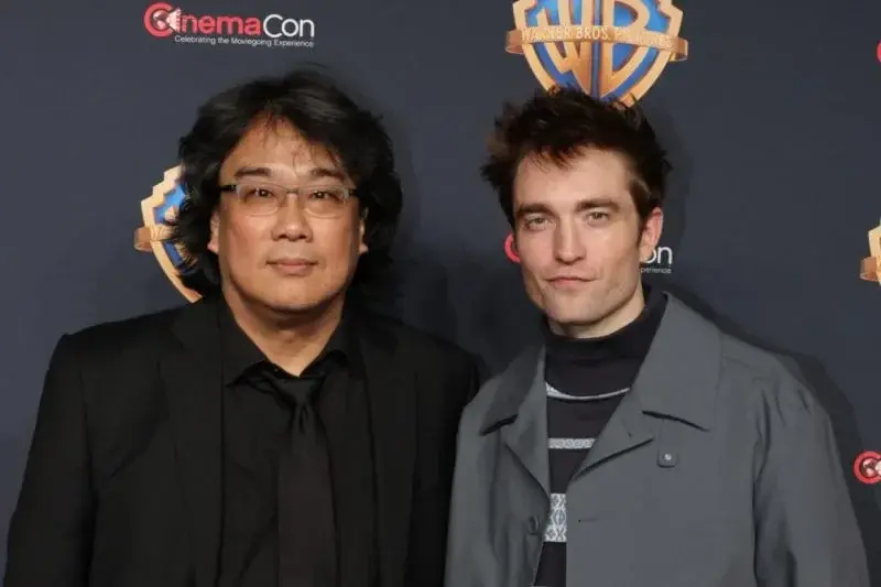 Bong Joon Ho dan Robert Pattinson di sebuah acara untuk promosi film “Mickey 17”. (ANTARA/imdb.com)