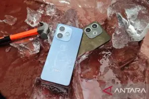 Tampilan ponsel pintar Oppo A5 Pro dalam pengujian terhadap benturan dan ketahanan terhadap cairan. (ANTARA/Farhan Arda Nugraha)