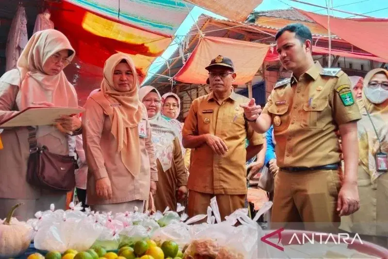 Wakil Bupati Padang Pariaman Sumbar Rahmat Hidayat (kanan) bersama Plt BBPOM di Padang Hilda Murni (dua kiri) meninjau salah satu kios pedagang yang menjual bahan pembuat takjil di Pasar Sungai Geringging, Selasa. ANTARA/Aadiaat M. S.