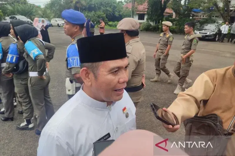 Kepala Disnaker Kota Bengkulu Firman Romzi di Bengkulu. Senin (17/3/2025) (ANTARA/Anggi Mayasari)