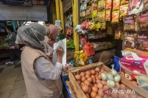 Petugas Pemkot Surabaya saat melakukan sidak untuk meninjau harga sejumlah bahan kebutuhan pokok menjelang Lebaran. ANTARA/HO-Pemkot Surabaya