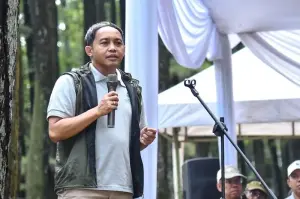 Menteri Kehutanan (Menhut) Raja Juli Antoni saat memberikan sambutan pada Hari Bakti Rimbawan 2025 di Taman Wisata Alam (TWA) Gunung Pancar, Bogor, Jumat (28/2/2025). (ANTARA/HO/Kemenhut RI)