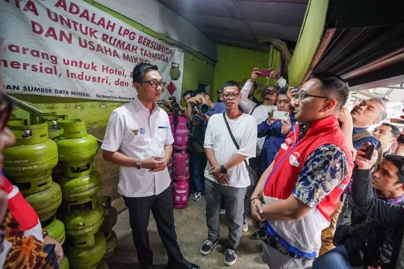Wakil Menteri BUMN Aminuddin Ma'ruf (kiri) mengunjungi pangkalan LPG 3 kg Kartika di Kelurahan Burangrang, Lengkong, Bandung, Jabar, Rabu (26/3/2025). ANTARA/HO-PT Pertamina Patra Niaga JBB