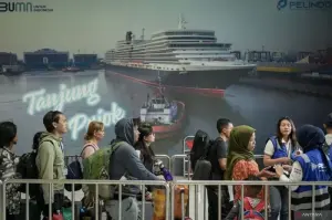 Sejumlah penumpang antre untuk memasuki kapal Pelni KM Labobar di pelabuhan penumpang Tanjung Priok, Jakarta, Minggu (29/12/2024). ANTARA FOTO/Fauzan/YU/am