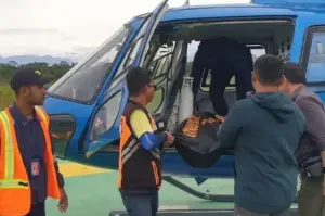 Proses evakuasi korban meninggal dunia saat pendakian Puncak Cartensz Pyramid, Minggu (2/3) (ANTARA/HO-Dokumen pribadi)