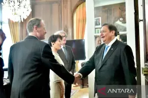 Menteri Koordinator Bidang Perekonomian Airlangga Hartarto melakukan pertemuan bilateral dengan CEO Eramet Christel Bories, Paris, Senin (3/3/2025). ANTARA/HO-Kementerian Koordinator Bidang Perekonomian