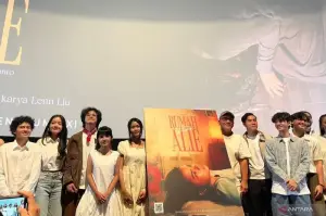Jajaran pemain dan tim produksi film "Rumah Untuk Alie" saat rilis official poster, di Jakarta, pada Senin (10/03/2025). ((ANTARA/Sri Dewi Larasati))