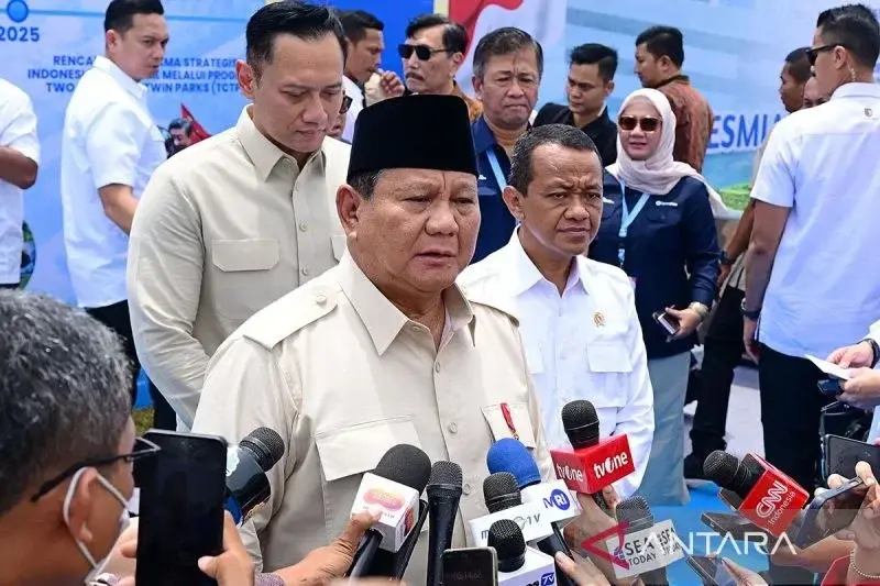 Presiden RI Prabowo Subianto menjawab pertanyaan wartawan selepas meresmikan KEK Batang di Kabupaten Batang, Jawa Tengah, Kamis (20/3/2025). ANTARA/HO-Biro Pers Sekretariat Presiden Presiden RI Prabowo Subianto menjawab pertanyaan wartawan selepas meresmikan KEK Batang di Kabupaten Batang, Jawa Tengah, Kamis (20/3/2025). ANTARA/HO-Biro Pers Sekretariat Presiden