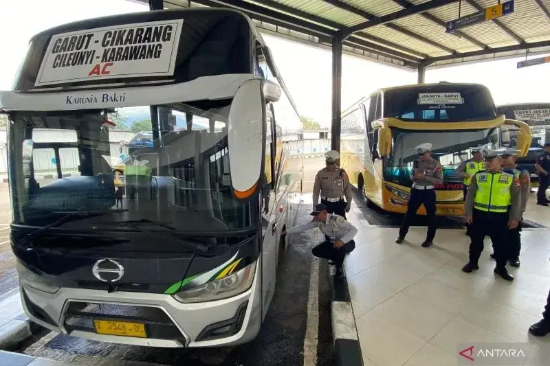 Sejumlah petugas memeriksa kondisi kelayakan kondisi kendaraan angkutan umum di Terminal Guntur, Kabupaten Garut, Jawa Barat, Senin (17/3/2025). (ANTARA/Feri Purnama) Sejumlah petugas memeriksa kondisi kelayakan kondisi kendaraan angkutan umum di Terminal Guntur, Kabupaten Garut, Jawa Barat, Senin (17/3/2025). (ANTARA/Feri Purnama)