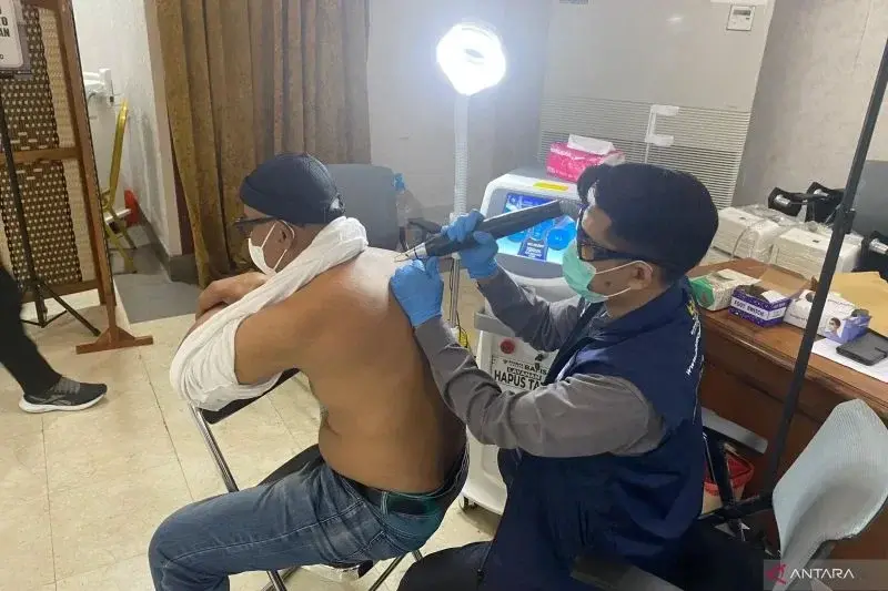 Seorang warga mengikuti program hapus tato di Kantor Wali Kota Jakarta Selatan, Jakarta, Kamis (13/3/2025). ANTARA/Luthfia Miranda Putri. Seorang warga mengikuti program hapus tato di Kantor Wali Kota Jakarta Selatan, Jakarta, Kamis (13/3/2025). ANTARA/Luthfia Miranda Putri.