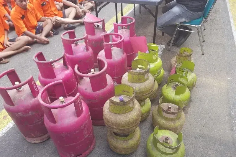 Polresta Bukittinggi memperlihatkan barang bukti tabung gas yang dioplos oleh pelaku yang berhasil diamankan petugas kepolisian di Bukittinggi beberapa waktu lalu, Rabu (12/3/2025). ANTARA/Al Fatah.