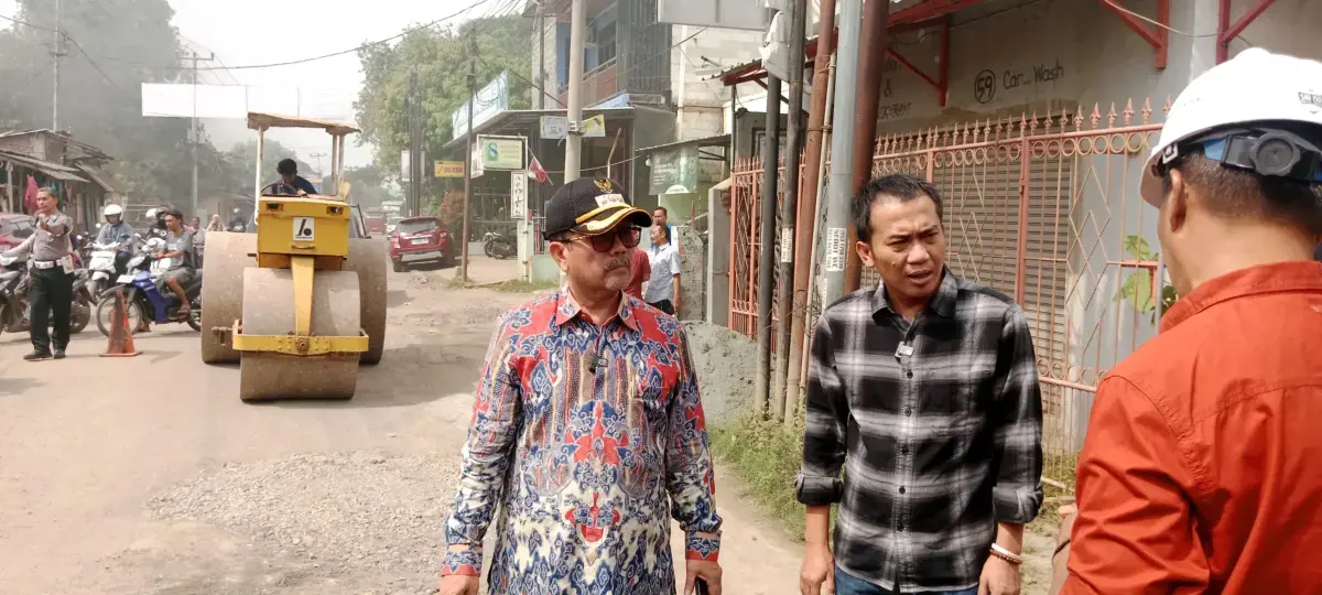 Caption : Bupati dan Wakil Bupati Cirebon Tinjau Perbaikan Ruas Jalan Sindanglaut-Pabuaran. (dok.Way/Divipromedia)