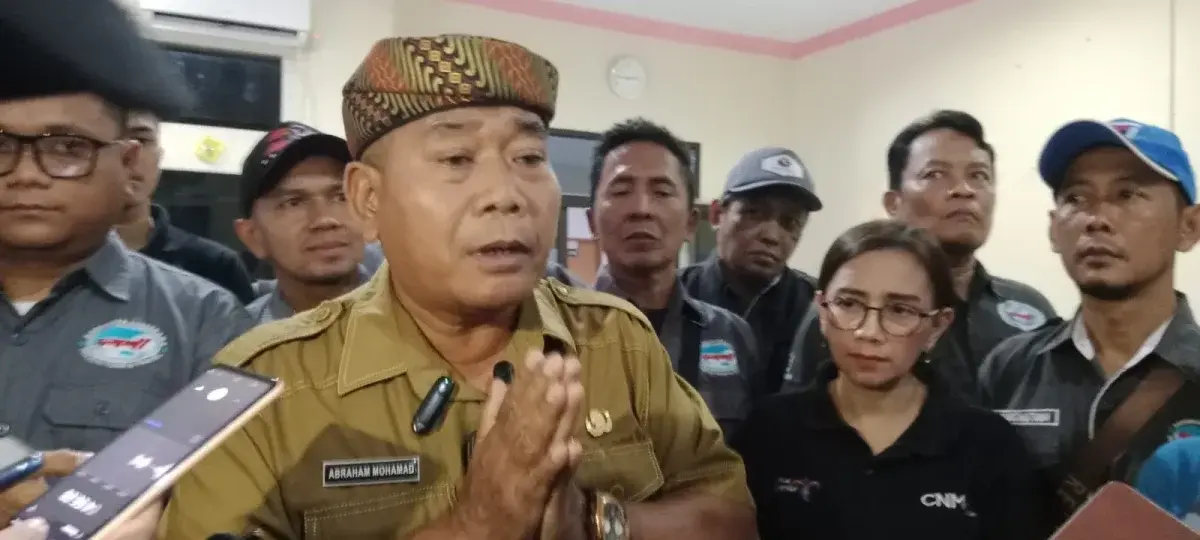 Caption : Abraham Kadis Budpar Kabupaten Cirebon usai kegiatan diskusi penarapan larangan study tour di luar Prov. Jabar dengan para pelakus usaha jasa angkutan atau pengusaha travel di aula Dinas Kebudayan dan Pariwisata Kabupaten Cirebon, Senin (24/3/25). Dok. Afifi Setiawan