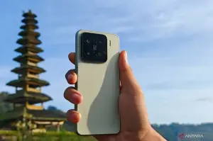 Tampilan ponsel Xiaomi 15 yang akan diluncurkan di Indonesia pada 13 Maret 2025. (ANTARA/Natisha Andarningtyas)