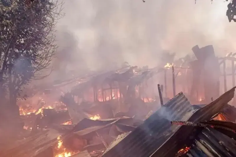 Sebanyak 18 unit rumah dinas di Asrama Gajah II/Kompi Kodim 0104/Atim Kota Langsa Aceh terbakar sekitar pukul 05.30 WIB di Langsa Aceh, Kamis (3/4/2025). ANTARA/HO-BPBD Aceh. Sebanyak 18 unit rumah dinas di Asrama Gajah II/Kompi Kodim 0104/Atim Kota Langsa Aceh terbakar sekitar pukul 05.30 WIB di Langsa Aceh, Kamis (3/4/2025). ANTARA/HO-BPBD Aceh.