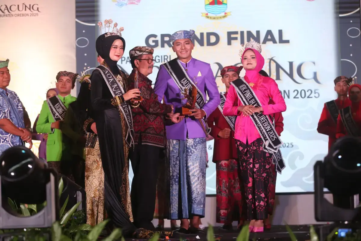 Bupati Cirebon Resmi Buka Grand Final Pasanggiri Enok dan Kacung 2025, di salah satu hotel di Kabupaten Cirebon, Sabtu malam (26/4/2025). (Dok.Afif/Divi)