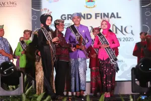 Bupati Cirebon Resmi Buka Grand Final Pasanggiri Enok dan Kacung 2025, di salah satu hotel di Kabupaten Cirebon, Sabtu malam (26/4/2025). (Dok.Afif/Divi)