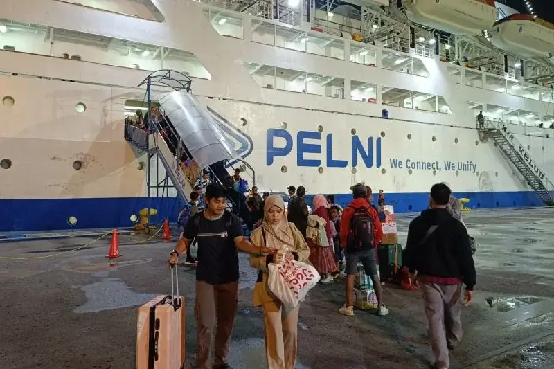Penumpang KM Kelud turun di Pelabuhan Tanjung Priok, Jakarta, pada tiga hari setelah (H+3) Hari Raya Idul Fitri 2025, Jumat (4/4/2025) dini hari. (ANTARA/HO-Dok. Cabang Pelni DKI Jakarta)