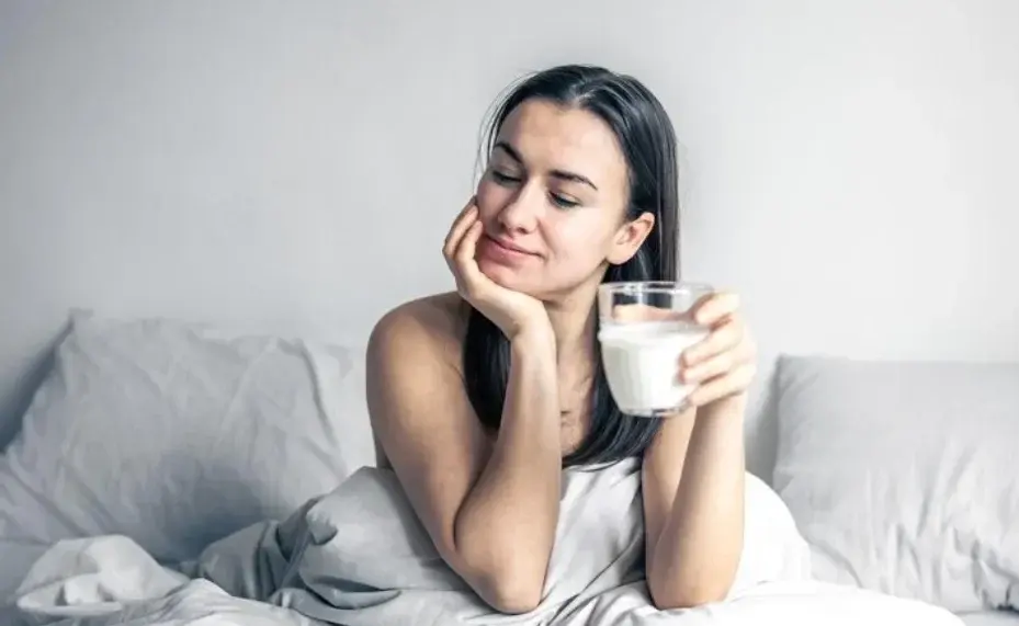 Ilustrasi mengonsumsi susu rendah lemak sebelum tidur. Foto: Freepik