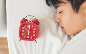 Ilustrasi menunda alarm saat pagi hari. Foto: Rini/Divipro