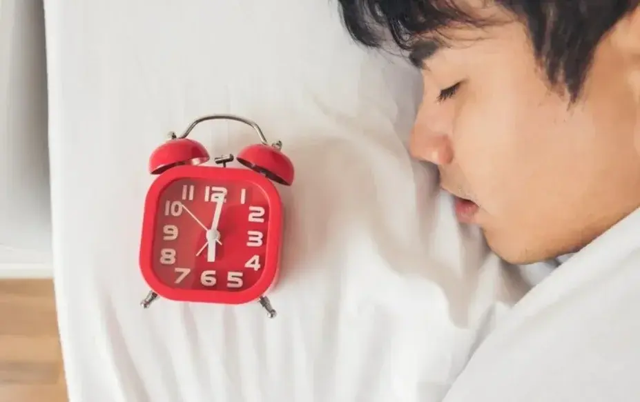 Ilustrasi menunda alarm saat pagi hari. Foto: Rini/Divipro