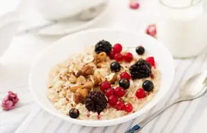 Ilustrasi oatmeal dengan toping buah dan kacang. Foto: Rini/Divipro