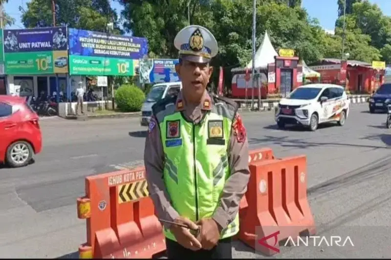 Kepala Bagian Operasional Satuan Lalu Lintas Polres Pekalongan Kota Iptu Sumiyanto saat pengamanan arus milir Lebaran di kota Pekalongan, Rabu (2/4/2025). (ANTARA/Kutnadi)