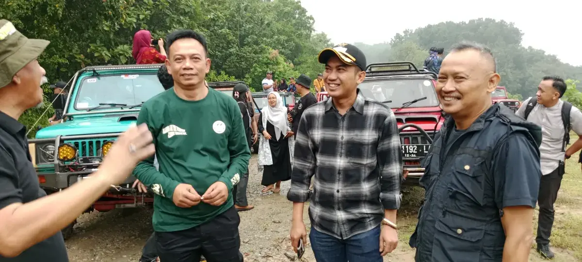 Wakil Bupati Cirebon, H. Agus Kurniawan Budiman, bersama rombongan, Forkopimda, Forkopimcam serat Kelompok Sadar Wisata Baru Lawang Kecamatan Gempol mengikuti rangkaian Festival Jeep Adventure. (Dok.Afif/divi)