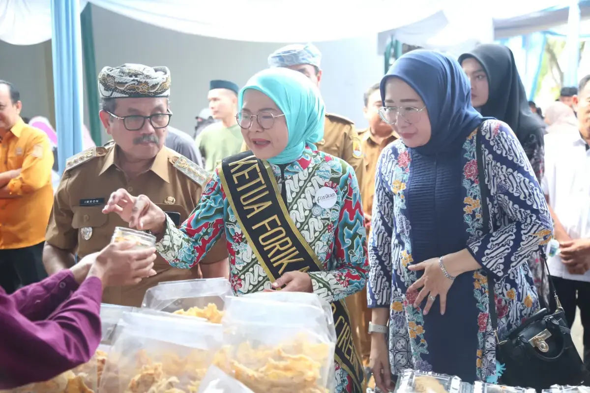 Bupati Cirebon, H
Imron menhadiri kegiatan Bimbingan Teknis (Bimtek) dan Bazar Gemarikan (Gerakan Memasyarakatkan Makan Ikan) Tahun 2025 yang digelar di halaman Dinas Ketahanan Pangan dan Perikanan (DKPP) Kabupaten Cirebon, Selasa (6/5/2025).