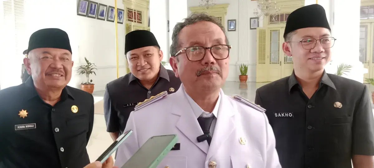 Caption : Bupati Cirebon, H. Imron di dampingi Kepala BKPSDM H. Hendra Nirmala (Kiri), Sekretaris BKPSDM Ade Nugroho (tengah belakang) dan  Akhmad Rodi Sakho Kabid PKK BKPSDM (kanan), saat dikonfirmasi usai pelaksnaan pelantikan pejabat di Pendopo Bupati Cirebon, Kota Cirebon, Selasa, (20/05/25).