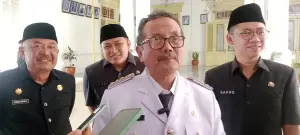 Caption : Bupati Cirebon, H. Imron di dampingi Kepala BKPSDM H. Hendra Nirmala (Kiri), Sekretaris BKPSDM Ade Nugroho (tengah belakang) dan  Akhmad Rodi Sakho Kabid PKK BKPSDM (kanan), saat dikonfirmasi usai pelaksnaan pelantikan pejabat di Pendopo Bupati Cirebon, Kota Cirebon, Selasa, (20/05/25).