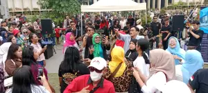 Caption : Artis Black Class Production perfom di Alun-alun Kota Bogor, masyarkat antusias ikut berjoget bersama, Minggu, (25/05). (dok. Afif/divi).