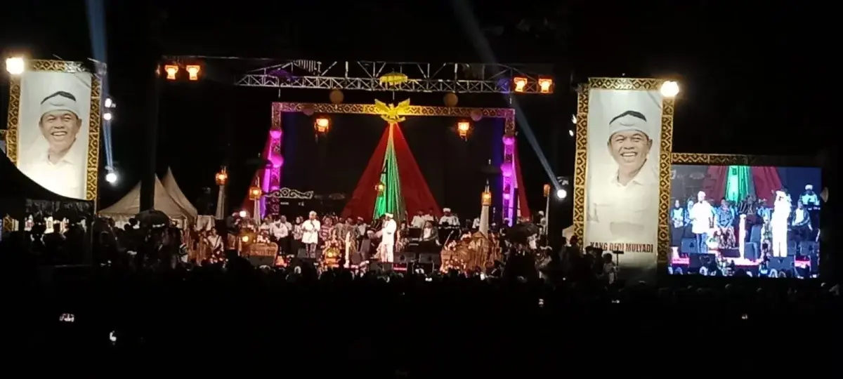 Ribuan warga tumpah ruah di Blok Wage, RT/RW 012/004, Desa Pasuruan, Kecamatan Pabedilan, Kabupaten Cirebon, untuk menyambut kedatangan Gubernur Jawa Barat, Dedi Mulyadi, dalam kegiatan Nganjang Ka Warga edisi ke-6 yang digelar, Rabu (7/5/2025).