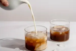 Ilustrasi kopi susu ala cafe yang bisa dibuat di rumah. Foto: Rini/Divipro