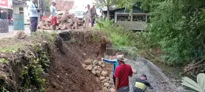 Pemkab Cirebon Tangani Darurat Longsor dan Lakukan Pemeliharaan Rutin Ruas Jalan Plumbon–Kenanga. Jum'at, (23/5/25). (Dok.Afif/divi)