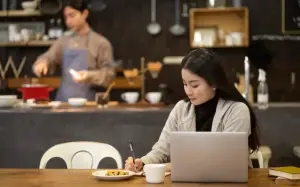 Ilustrasi laptopan di kafe. Foto: Rini/Divipro