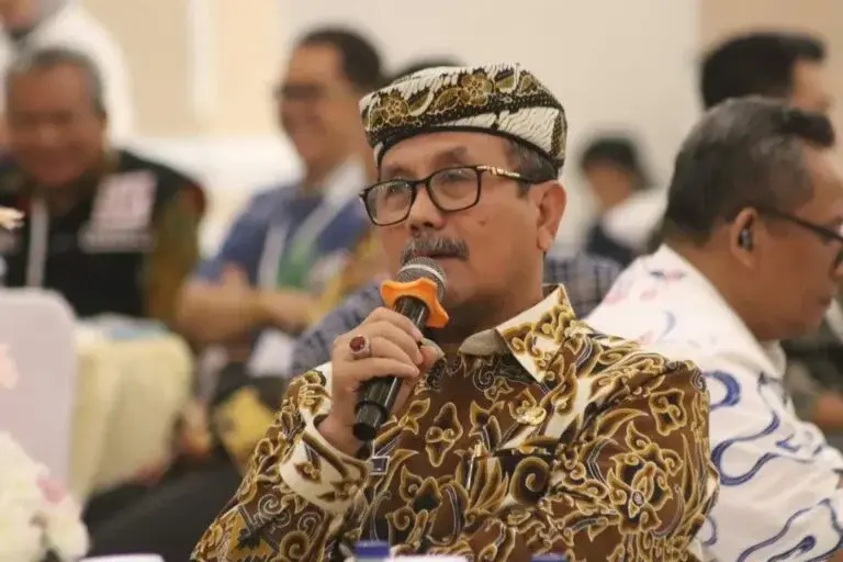 Bupati H. Imron dan Wakil Bupati Cirebon H. Agus Kurniawan Budiman (Jigus) dalam Forum pertemuan dengan investor di ruang Nyi Mas Gandasari, Kantor Bupati Cirebon, Kamis, (12/6).