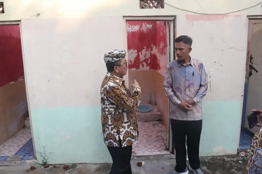 Respon Cepat Bupati Imron atas fasilitas di SDN 2 Kertawinangun. FOTO: Dokumentasi/divipromedia.com Respon Cepat Bupati Imron atas fasilitas di SDN 2 Kertawinangun. FOTO: Dokumentasi/divipromedia.com