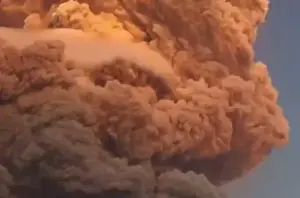 Gunung Lewotobi Meletus Hebat. FOTO: TangkapanLayar/divipromedia.com