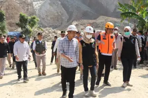 Caption : Wakil Bupati Cirebon, H. Agus Kurniawan Budiman, yang akrab disapa Jigus, turun langsung ke lokasi longsor. Kehadirannya bukan hanya sebagai bentuk empati, namun juga untuk memastikan proses evakuasi berjalan maksimal dan bantuan segera disalurkan kepada korban serta keluarganya. Sabtu (31/5/2025).