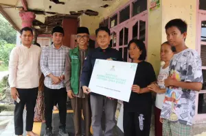 Caption : Wakil Bupati Cirebon, H. Agus Kurniawan Budiman, turun langsung memberikan santunan serta menyampaikan bela sungkawa kepada keluarga yang ditinggalkan. dukupuntang Kabupaten Cirebon, Sabtu, (31/05). (dok.way)