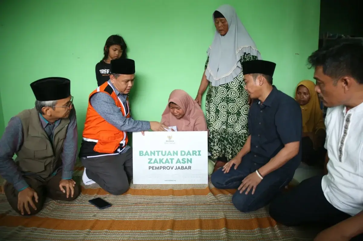 Caption : Wakil Bupati Cirebo, H. Agus Kuniawan Budiman (Jigus) mendampingi perwakilan Pemprov Jabar serahkan santunan korban pasca longsor, Dukupuntang Kabupaten Cirebon, Minggu, (1/6). (dok.Dokpim Prokompim Kab.Cirebon)