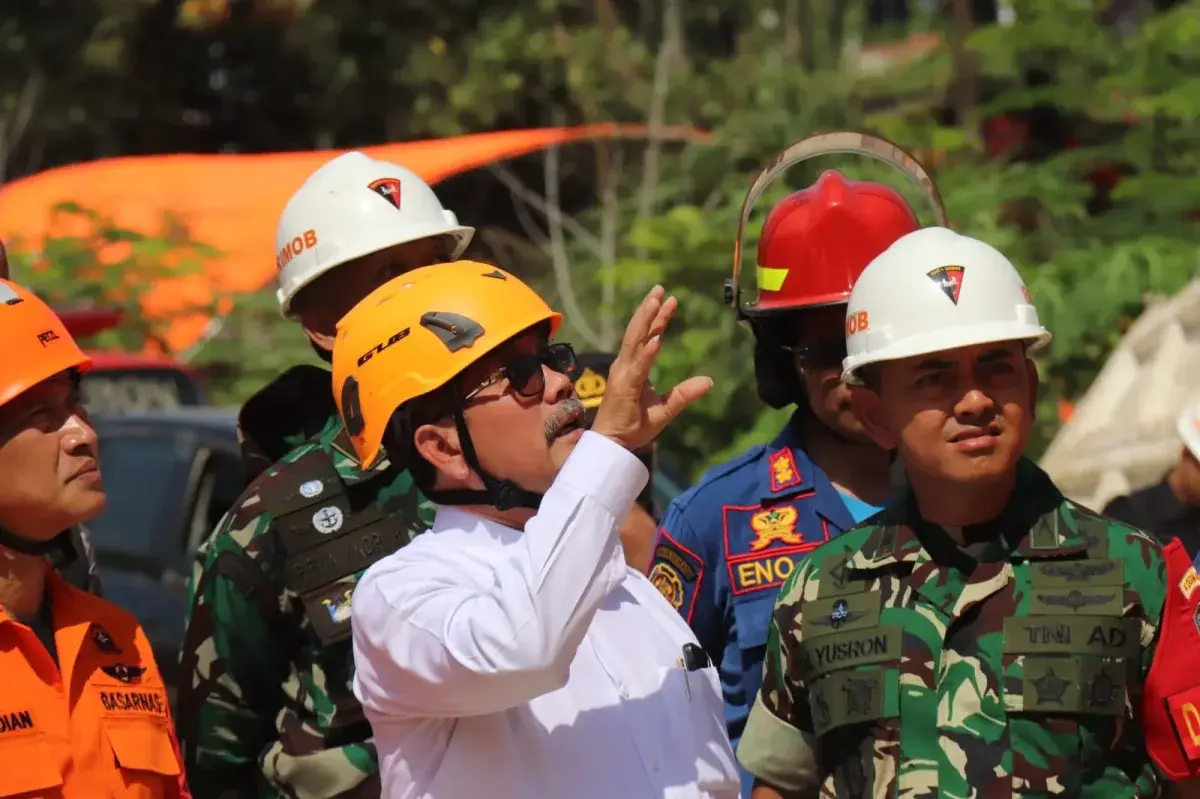Caption : Bupati Cirebon, H. Imron, turun langsung ke lokasi longsor kawansan Gunung Kuda Dukupuntang Kabupaten Cirebon, Senin (2/6/2025).
