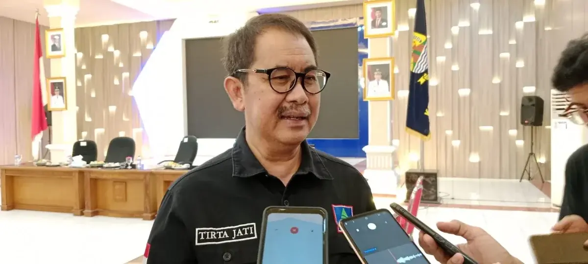 Caption : Direktur Utama Perumda Air Minum Tirta Jati, H. Suharyadi, saat difonfirmasi usai acara pembinaan. (dok.Way/divi0 Caption : Direktur Utama Perumda Air Minum Tirta Jati, H. Suharyadi, saat difonfirmasi usai acara pembinaan. (dok.Way/divi0