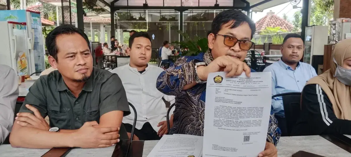 caption : Kuasa hukum AR, Fery Ramadhan, S.H., M.H bersama TIm mengadakan konferensi Pers, Rabu, (18/6/25), disalah satu rumah makan di wilayah Dukupuntang-Cirebon. (dok.Afif)