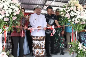Caption : Bupati Cirebon, H. Imron didampingi Wakil Bupati Cirebon, H. Agus Kurniawan Budiman (Jigus) bersama Forkompimda menggunting pita sabagai simbolis dibuka atau telah diresmikan Pasar Minggu Palimanan yang telah selesai revitalisasi bangunan. (dok.prokompimkabcirebom)