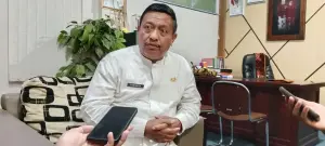 aption : Kepala Dinas Pendidikan Kabupaten Cirebon, H. Ronianto, S.Pd., MM. diruang kerjanya saat dikonfirmasi persiapan SPMB SMP Tahun 2025. (dok.Afif/Divi)
