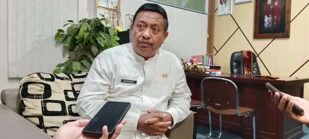 aption : Kepala Dinas Pendidikan Kabupaten Cirebon, H. Ronianto, S.Pd., MM. diruang kerjanya saat dikonfirmasi persiapan SPMB SMP Tahun 2025. (dok.Afif/Divi) aption : Kepala Dinas Pendidikan Kabupaten Cirebon, H. Ronianto, S.Pd., MM. diruang kerjanya saat dikonfirmasi persiapan SPMB SMP Tahun 2025. (dok.Afif/Divi)
